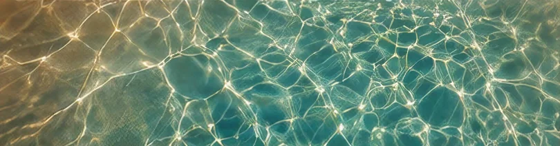 Eau — surface d'une piscine Terrafino Villas Marrakech, reflets de lumière